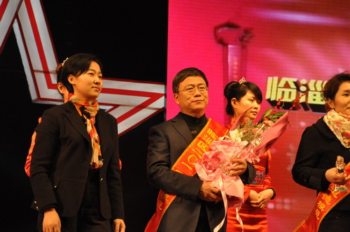 臨淄區(qū)2011道德模范頒獎大會隆重舉行