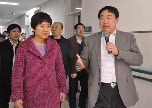 山東省副省長王隨蓮、衛(wèi)生廳廳長劉奇來我院調(diào)研                                                 視察我院國家級婦科內(nèi)鏡與微創(chuàng)培訓(xùn)基地