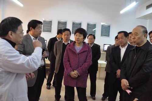 山東省副省長王隨蓮、衛(wèi)生廳廳長劉奇來我院調(diào)研                                                 視察我院國家級婦科內(nèi)鏡與微創(chuàng)培訓(xùn)基地