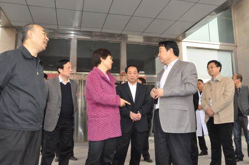 山東省副省長王隨蓮、衛(wèi)生廳廳長劉奇來我院調(diào)研                                                 視察我院國家級婦科內(nèi)鏡與微創(chuàng)培訓(xùn)基地