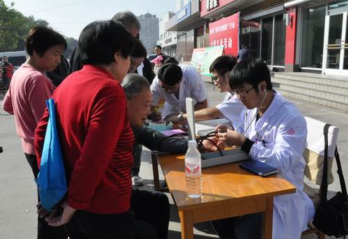 醫(yī)院組織醫(yī)務(wù)人員參加“服務(wù)百姓健康”行動大型義診活動