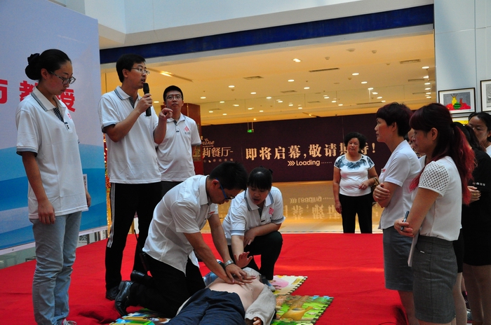 齊都醫(yī)院教授市民學(xué)習(xí)心肺復(fù)蘇