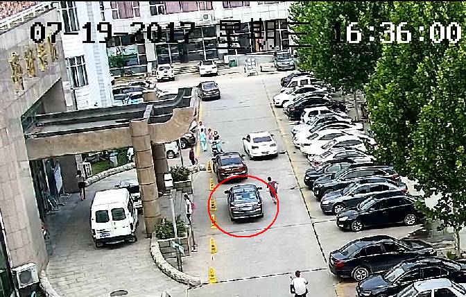 嬰兒早產(chǎn)降生在私家車(chē)上，齊都醫(yī)院門(mén)診樓前上演“驚險(xiǎn)6分鐘”