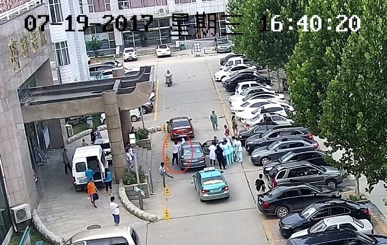嬰兒早產(chǎn)降生在私家車(chē)上，齊都醫(yī)院門(mén)診樓前上演“驚險(xiǎn)6分鐘”